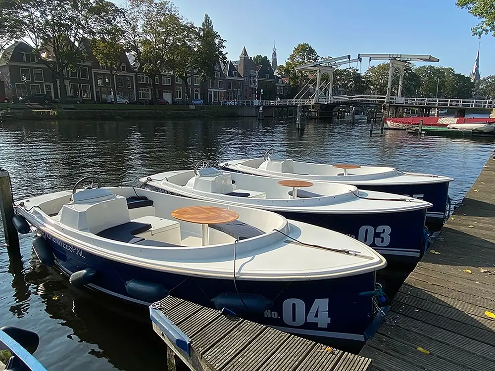 Elektrische sloep aan de steiger in Weesp