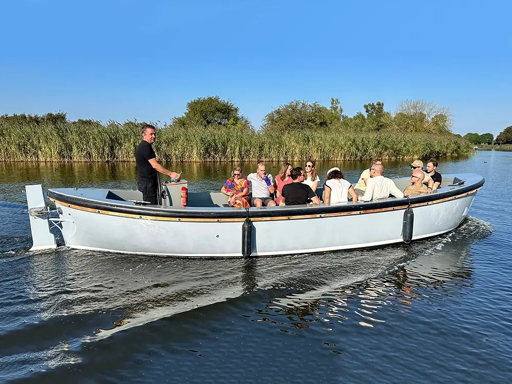 Reddinssloep met schipper op de Vecht in Weesp